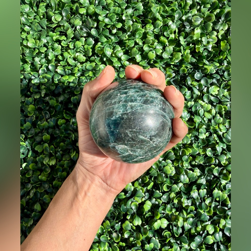Blue Apatite sphere from Madagascar - Picture 5 of 8